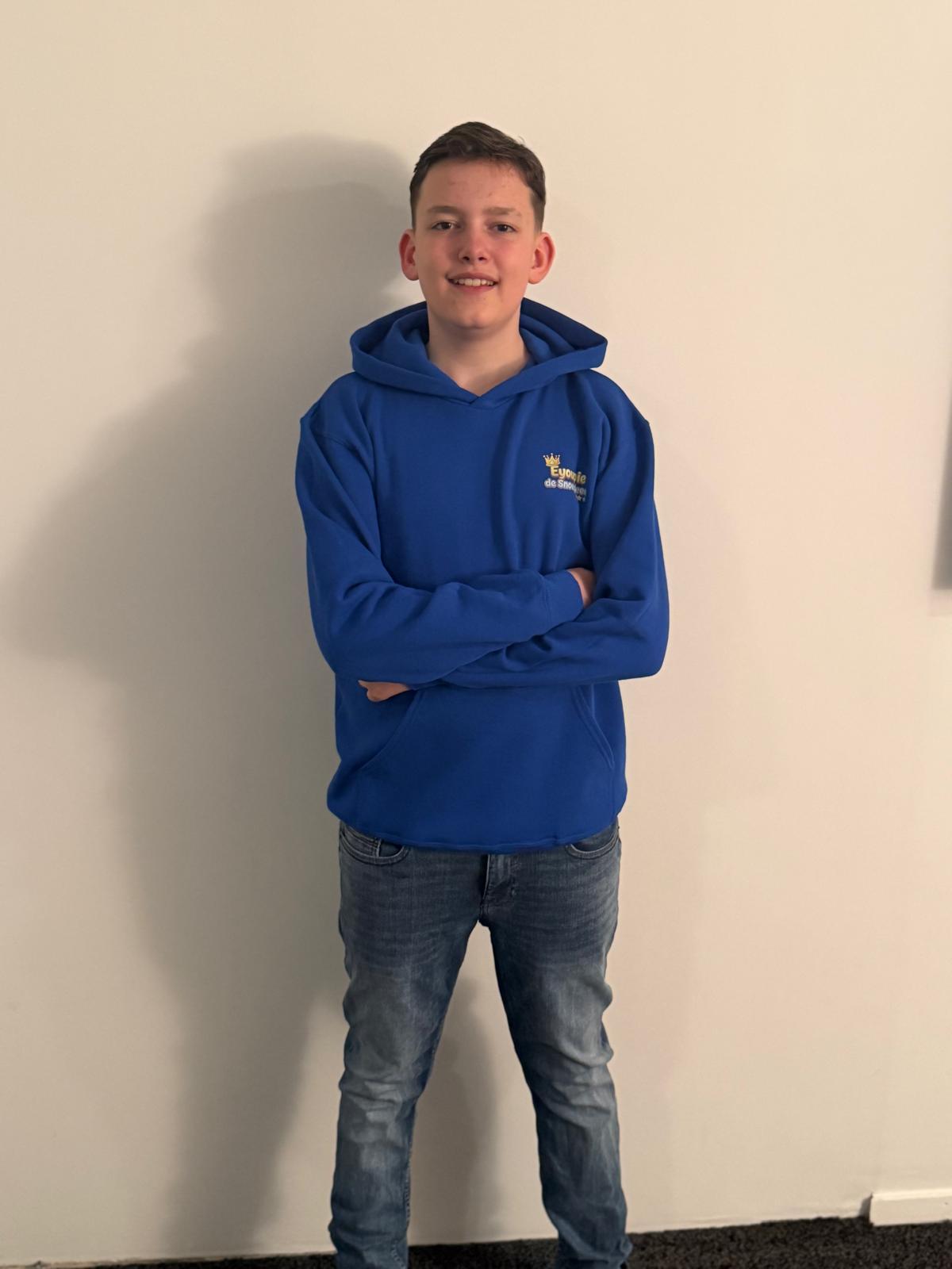 Blauwe hoodie pose